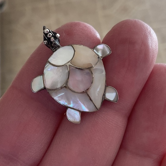 NWOT STERLING SILVER 925 Mother Of Pearl Inlay Turtle Pendant - Picture 2 of 8
